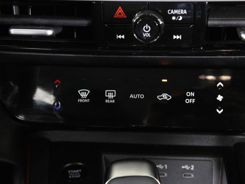 Certified 2025 Nissan Kicks SR image 21