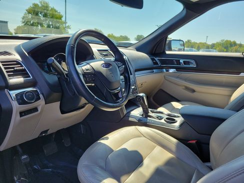 Used 2018 Ford Explorer Limited image 19