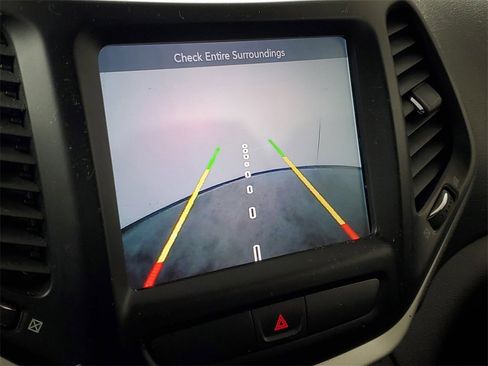 Used 2018 Jeep Cherokee Latitude Plus w/ Comfort/Convenience Group image 20