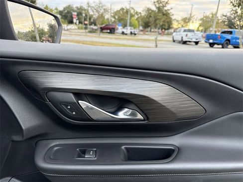 Used 2024 GMC Terrain SLT image 28