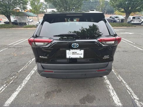 Used 2021 Toyota RAV4 XLE Premium AWD/4WD image 6