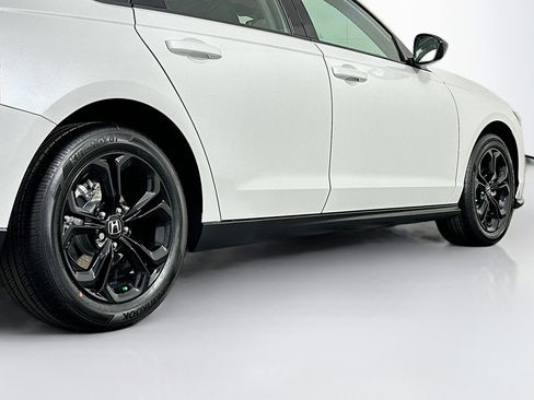 Used 2025 Honda Accord SE image 9