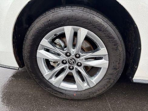 Used 2025 Toyota Sienna Limited image 10