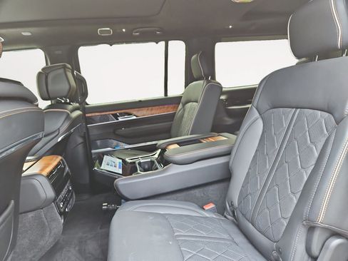 Used 2022 Jeep Grand Wagoneer Series III AWD/4WD image 13