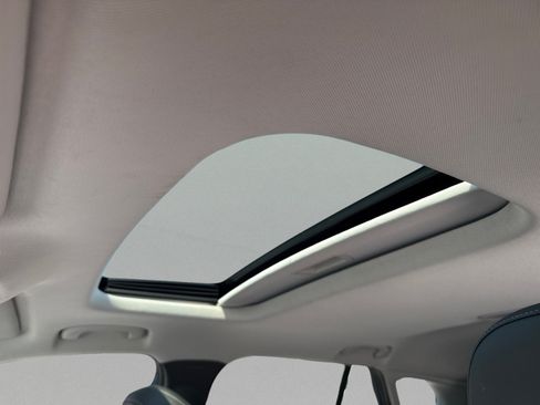 Used 2024 Chevrolet Trax LT w/ Sunroof Package FWD image 25