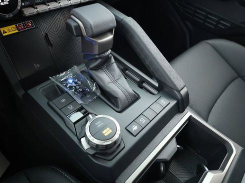 Used 2025 Toyota Tacoma Limited image 15