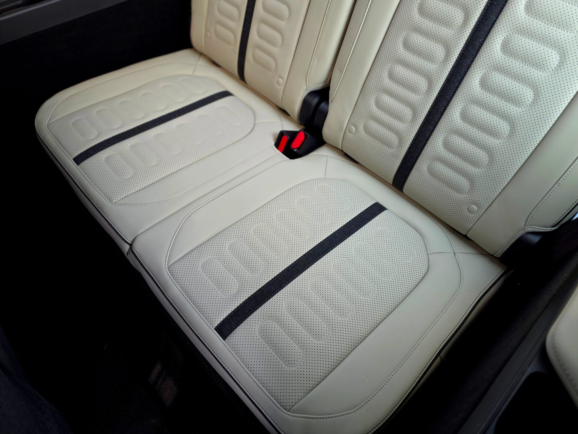 Used 2025 Rivian R1S Premium Dual AWD/4WD image 45