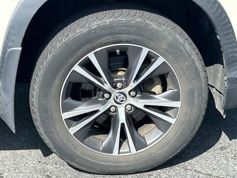 Used 2016 Toyota Highlander XLE AWD/4WD image 9