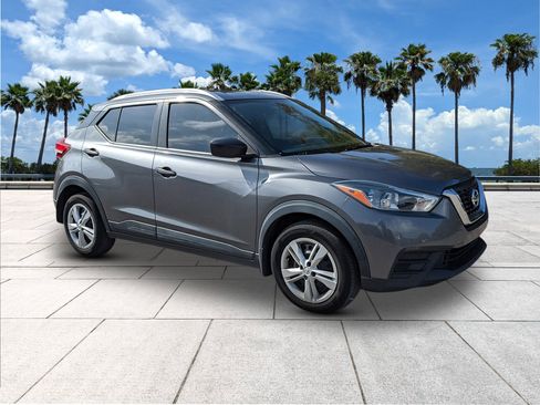 Used 2018 Nissan Kicks S image 2