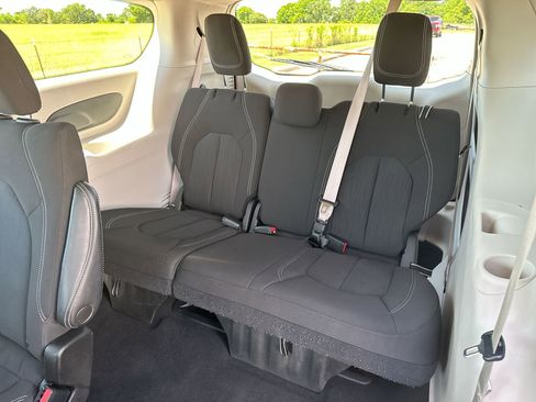 Used 2023 Chrysler Voyager LX image 20