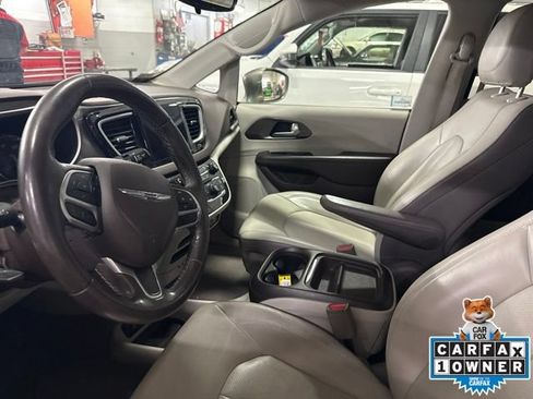 Used 2018 Chrysler Pacifica Touring-L FWD image 3