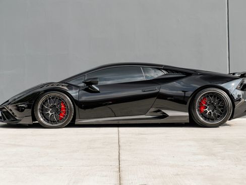 Used 2024 Lamborghini Huracan Tecnica image 2