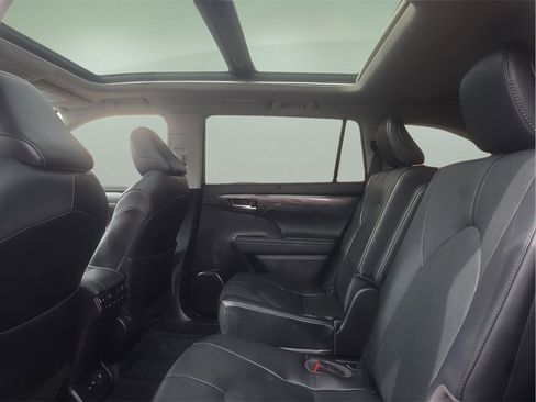 Used 2023 Toyota Highlander Platinum image 14