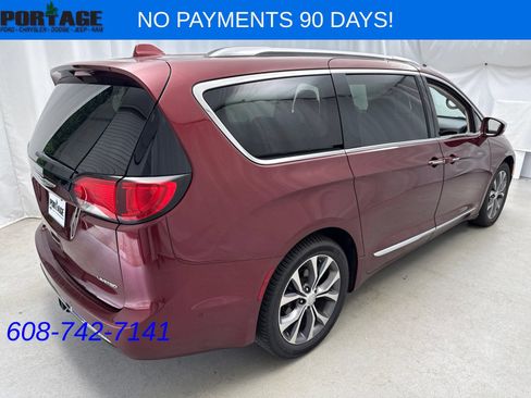 Used 2018 Chrysler Pacifica Limited FWD image 2