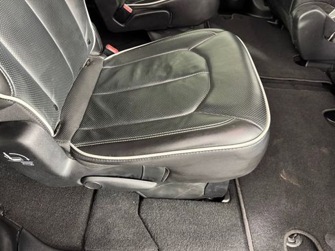 Used 2025 Chrysler Pacifica Limited image 29