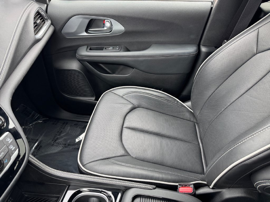 Used 2026 Chrysler Pacifica Limited FWD image 30
