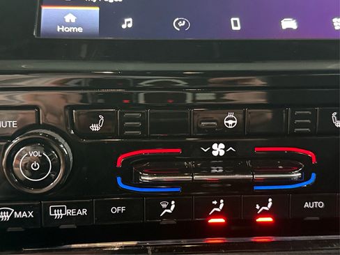 Used 2023 Jeep Grand Cherokee L Laredo image 31