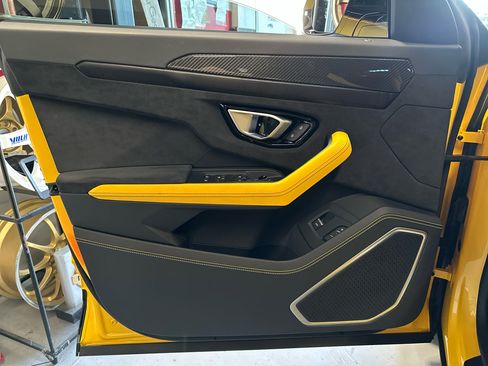 Used 2022 Lamborghini Urus Base image 16