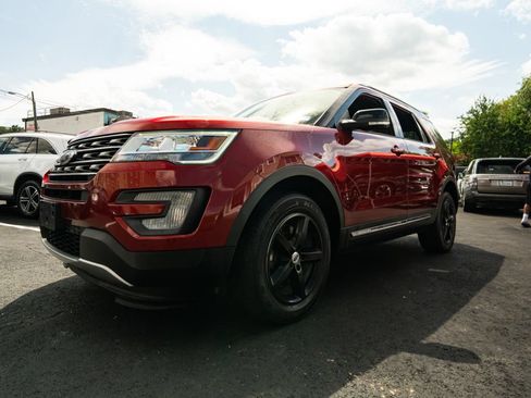 Used 2017 Ford Explorer XLT w/ Equipment Group 202A AWD/4WD image 8