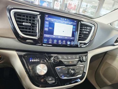 Used 2019 Chrysler Pacifica Touring Plus w/ Advanced Safetytec Group FWD image 22