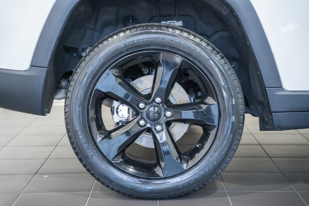 Used 2023 Jeep Grand Cherokee Limited w/ Black Appearance Package AWD/4WD image 19