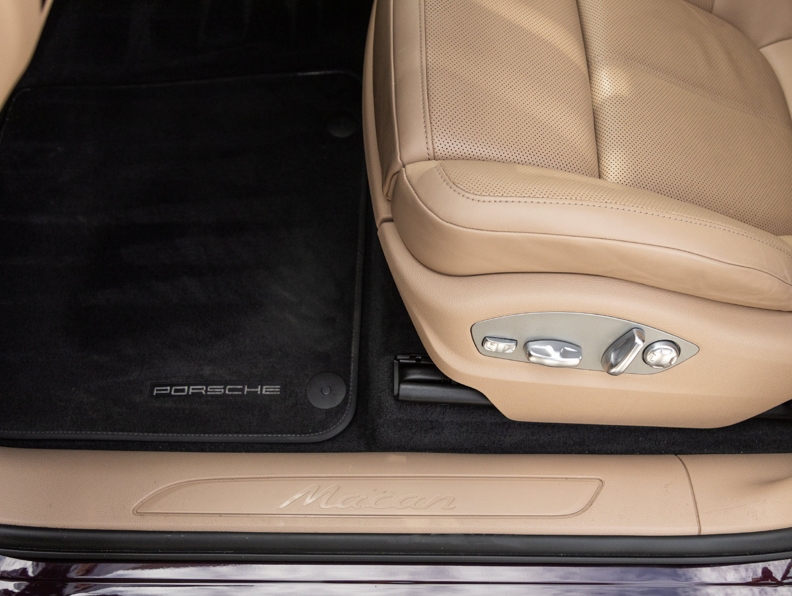 Certified 2024 Porsche Macan AWD/4WD image 21