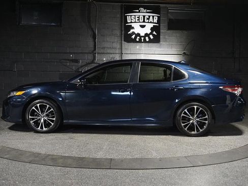 Used 2020 Toyota Camry SE image 2