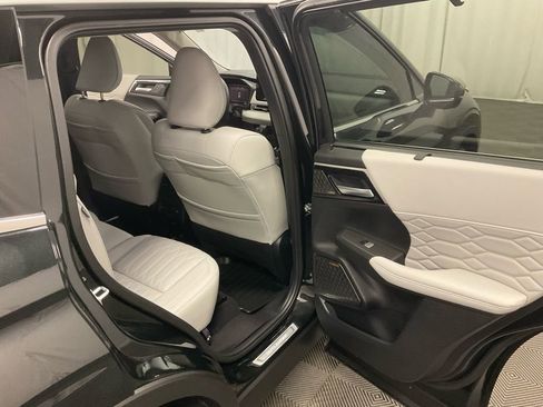 Used 2025 Mitsubishi Outlander Platinum Edition image 27