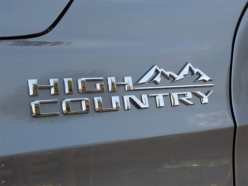 New 2026 Chevrolet Suburban High Country image 6