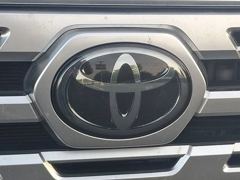 Used 2018 Toyota Tacoma Limited AWD/4WD image 7