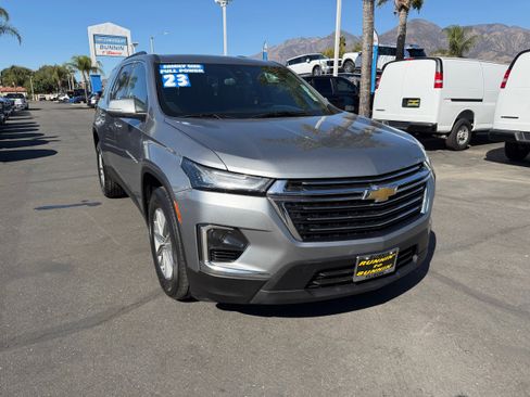 Used 2023 Chevrolet Traverse LT image 2