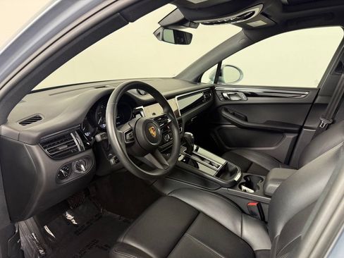 Certified 2025 Porsche Macan AWD/4WD image 4