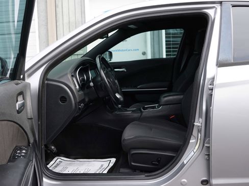 Used 2016 Dodge Charger SXT image 32