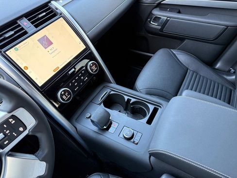 Used 2024 Land Rover Discovery Dynamic SE image 29