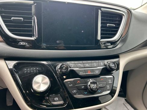Used 2018 Chrysler Pacifica Touring-L Plus w/ Advanced Safetytec Group FWD image 8