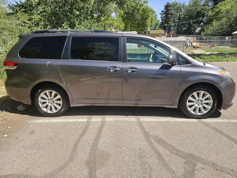 Used 2013 Toyota Sienna XLE AWD/4WD image 6