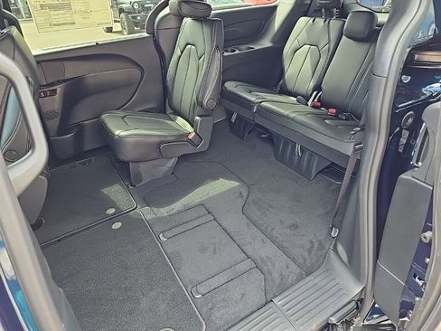 New 2025 Chrysler Pacifica Select image 22