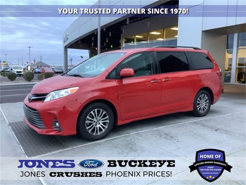 Used 2020 Toyota Sienna XLE image 1