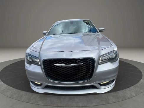 Used 2018 Chrysler 300 S w/ 300S Premium Group RWD image 2