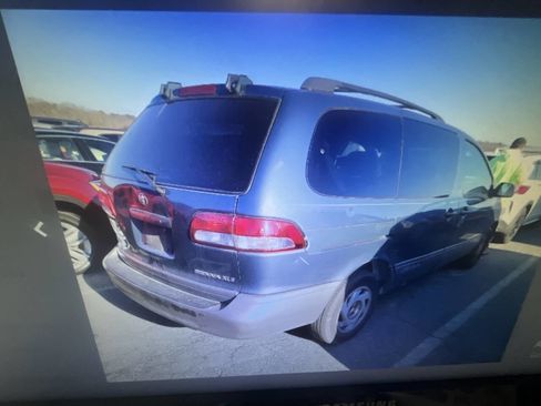 Used 2001 Toyota Sienna XLE image 3
