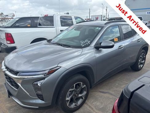Used 2025 Chevrolet Trax LT FWD image 1