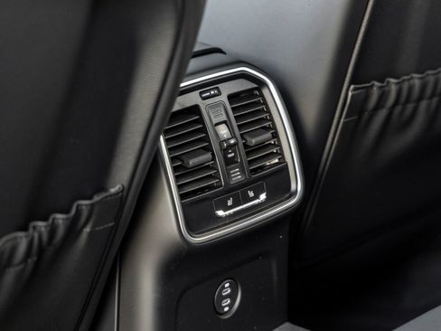 Certified 2026 Porsche Macan AWD/4WD image 36