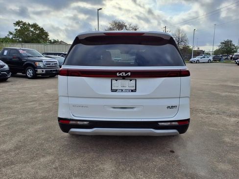 Used 2024 Kia Carnival LX image 8