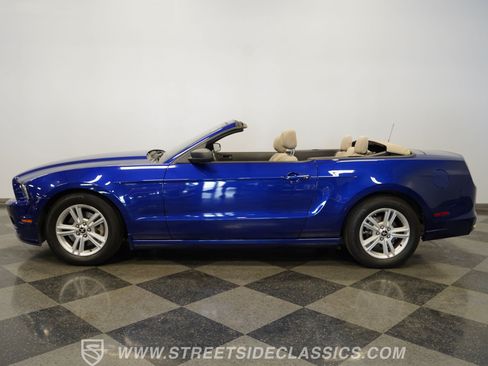 Used 2014 Ford Mustang Convertible RWD image 2