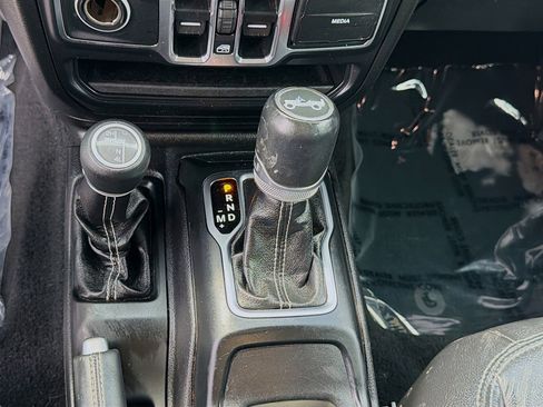 Used 2019 Jeep Wrangler Unlimited Sahara AWD/4WD image 16