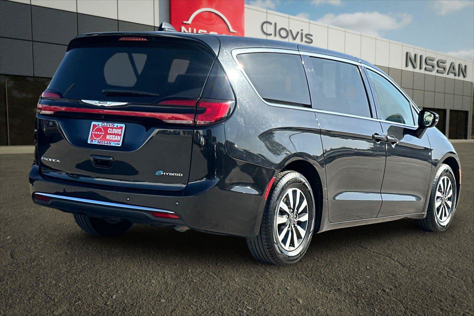 Used 2023 Chrysler Pacifica Touring-L FWD image 2