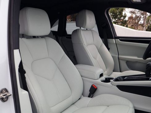 Certified 2025 Porsche Macan AWD/4WD image 24