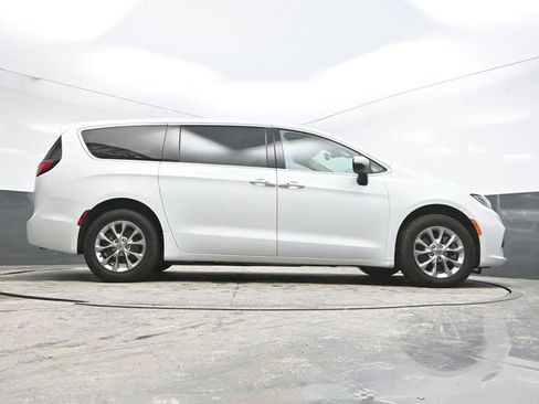 Used 2023 Chrysler Pacifica Touring-L image 31