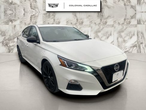Used 2020 Nissan Altima 2.5 SR w/ Premium Package image 3