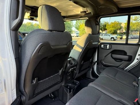 Used 2024 Jeep Wrangler Unlimited Rubicon w/ Technology Group AWD/4WD image 29